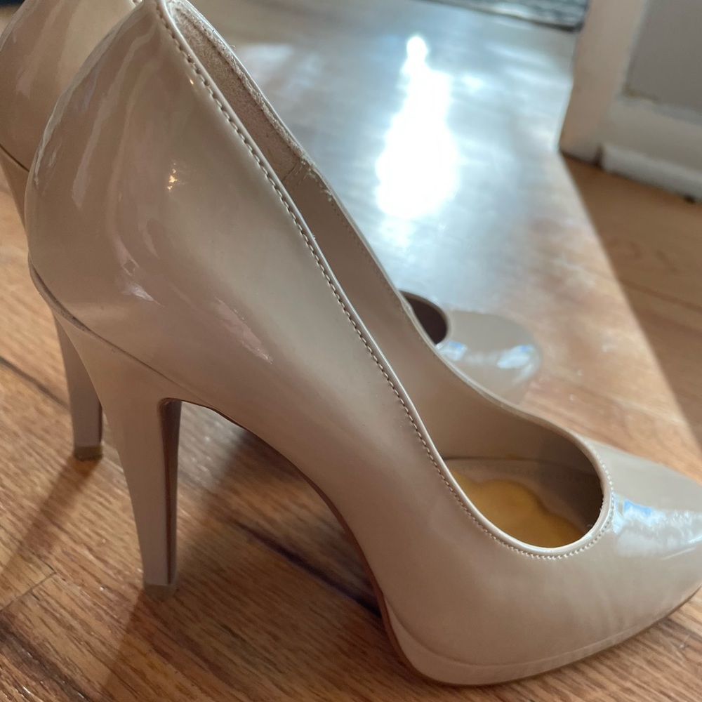 Super cute nice colored heels.